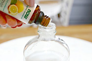 DIY natural odor-eliminating furniture spray