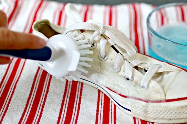 how to clean canvas shoes