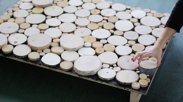 Arranging log slices on plywood