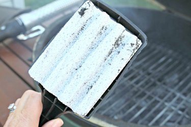 4 ways to safely clean grill grates