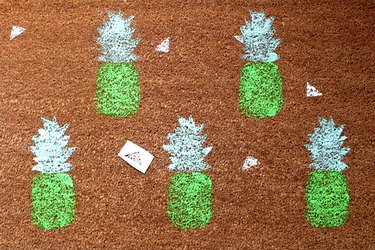 DIY How to Make a Cheerful Pineapple Doormat