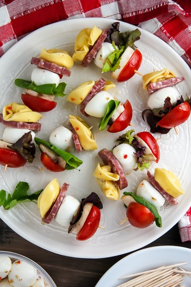 In a bowl combine the tortellini, cheese, salami, tomatoes, and mushrooms.