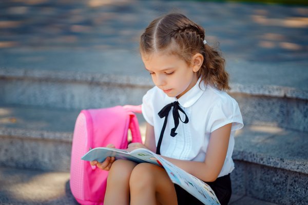 18 Easy 5-Minute School Hairstyles for Kids | Whether your child has short, shoulder length, medium, or long hair, one thing is for certain: you need no fuss, quick hairstyles to simplify your morning routine! If you're constantly running late (like us!), don't stress. We've curated tons of cute hairstyles for school, with step-by-step tutorials and videos that are simple and easy to follow. Choose from braided hairstyles, half up half down looks, upgraded ponytails, messy buns, and more!