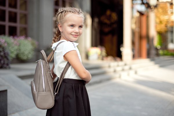 18 Back to School Hairstyles for Girls | Looking for a simple hairstyle for your little one’s first day of school photos? Need easy updos for kids you can do on the daily? We’ve got you covered! Perfect for straight, curly, or wavy hair, these cute hairstyles and hair tutorials are for short hair, medium hair, and long hair. From ponytails, to braided hairstyles, to messy buns, your little one will love these fun styles! #backtoschoolhairstyles #backtoschoolhair #schoolhairstyles #schoolhair