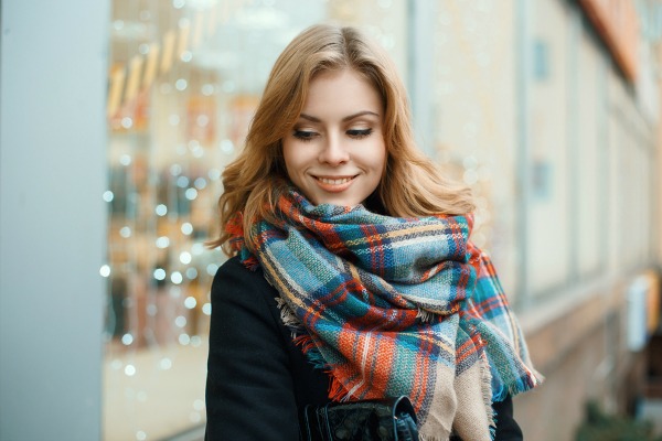 Scarves offer a fun yet inexpensive way to dress up your favorite outfits. From the standard loop and pull-through, to a sexy off-the-shoulder wrap and a chic belted poncho, these tutorials will teach you how to tie a blanket scarf 12 different ways. Who knew a rectangular piece of fabric could make you look so fashionable and stylish?!